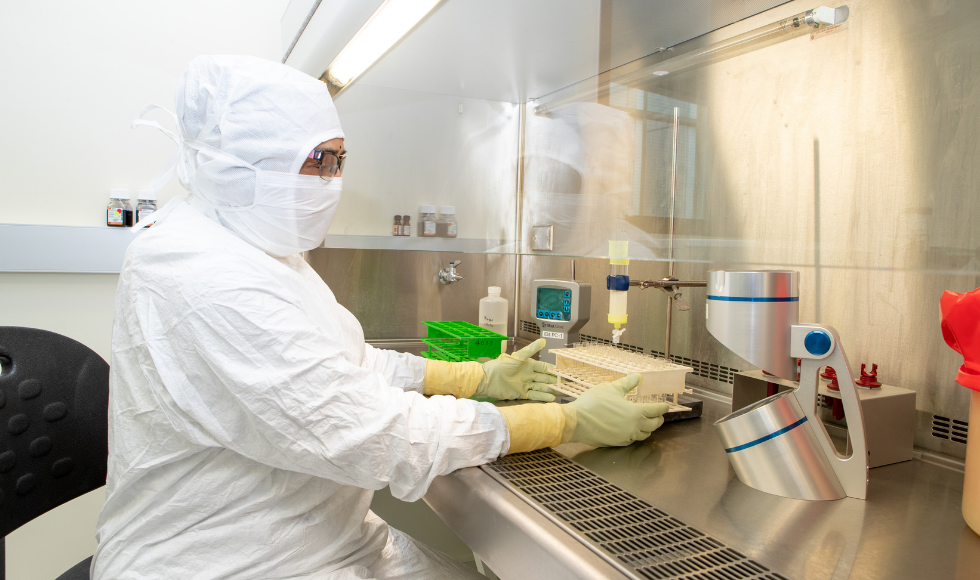 Researcher in the lab, preparing the vaccine for use in the nebulizer.